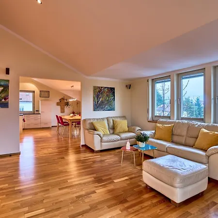Grosse Exklusive Mit Balkon Und Fantastischer Aussicht Auf Bergwelt Inkl Privatem Parkplatz Mit E-ladestation Apartman