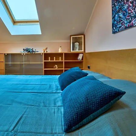 Grosse Exklusive Mit Balkon Und Fantastischer Aussicht Auf Bergwelt Inkl Privatem Parkplatz Mit E-ladestation Apartman *